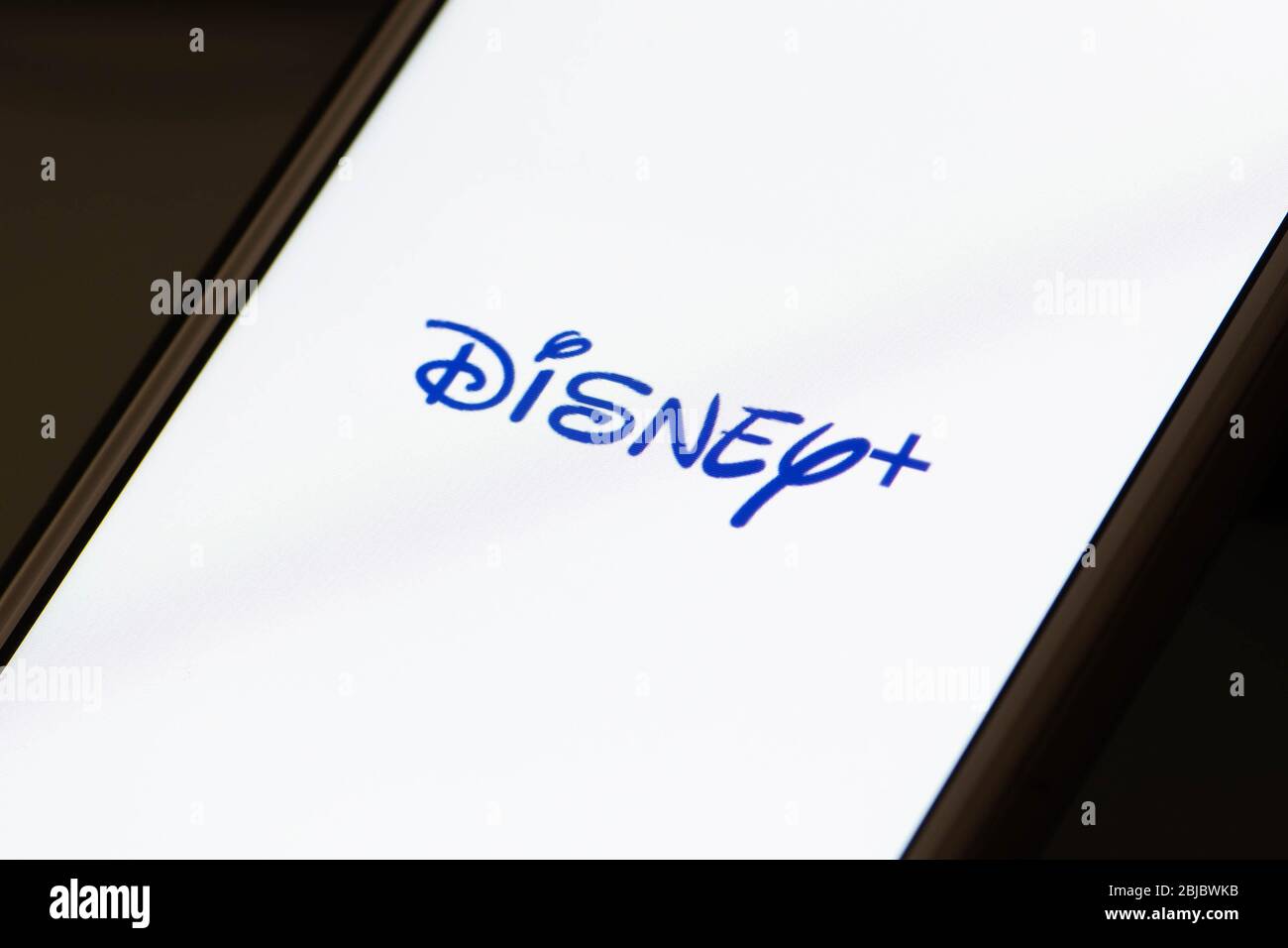 App Disney Plus sullo smartphone. Servizio di streaming video on-demand in abbonamento, app per bambini e bambini Foto Stock