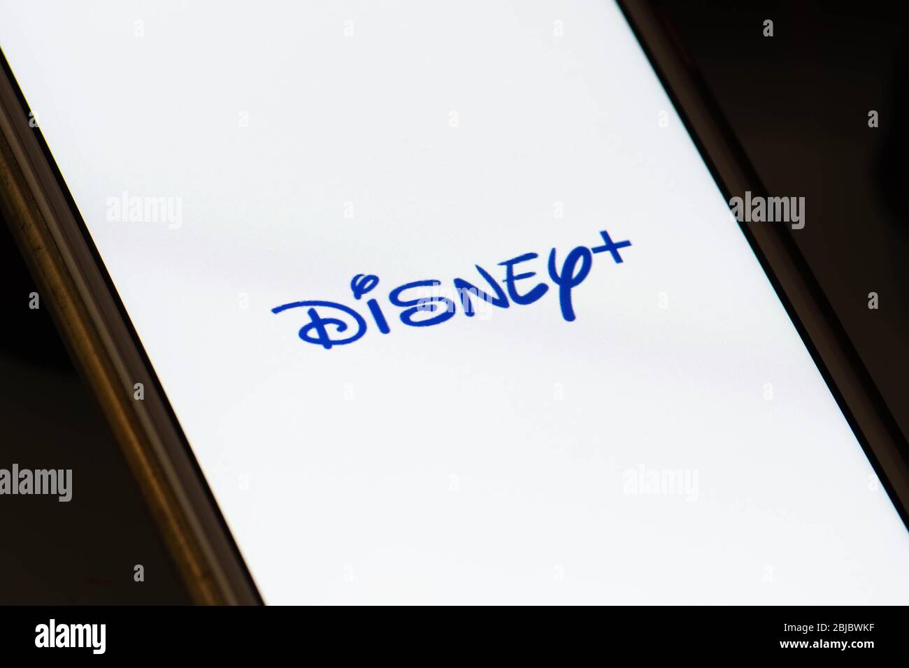 App Disney Plus sullo smartphone. Servizio di streaming video on-demand in abbonamento, app per bambini e bambini Foto Stock