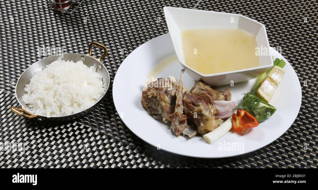 Carne di agnello cotta con zuppa di Mutton e riso bianco Foto Stock