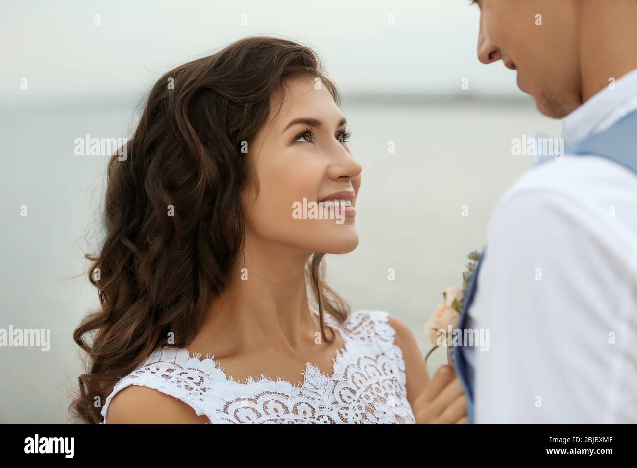 Ritratto di bellissima sposa su sfondo sfocato, vista ravvicinata Foto Stock