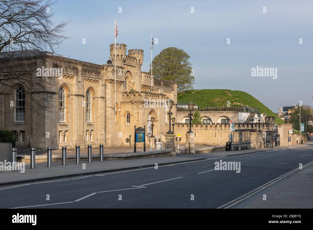 Oxford County Hall, con il castello dietro, New Road, Oxford Foto Stock