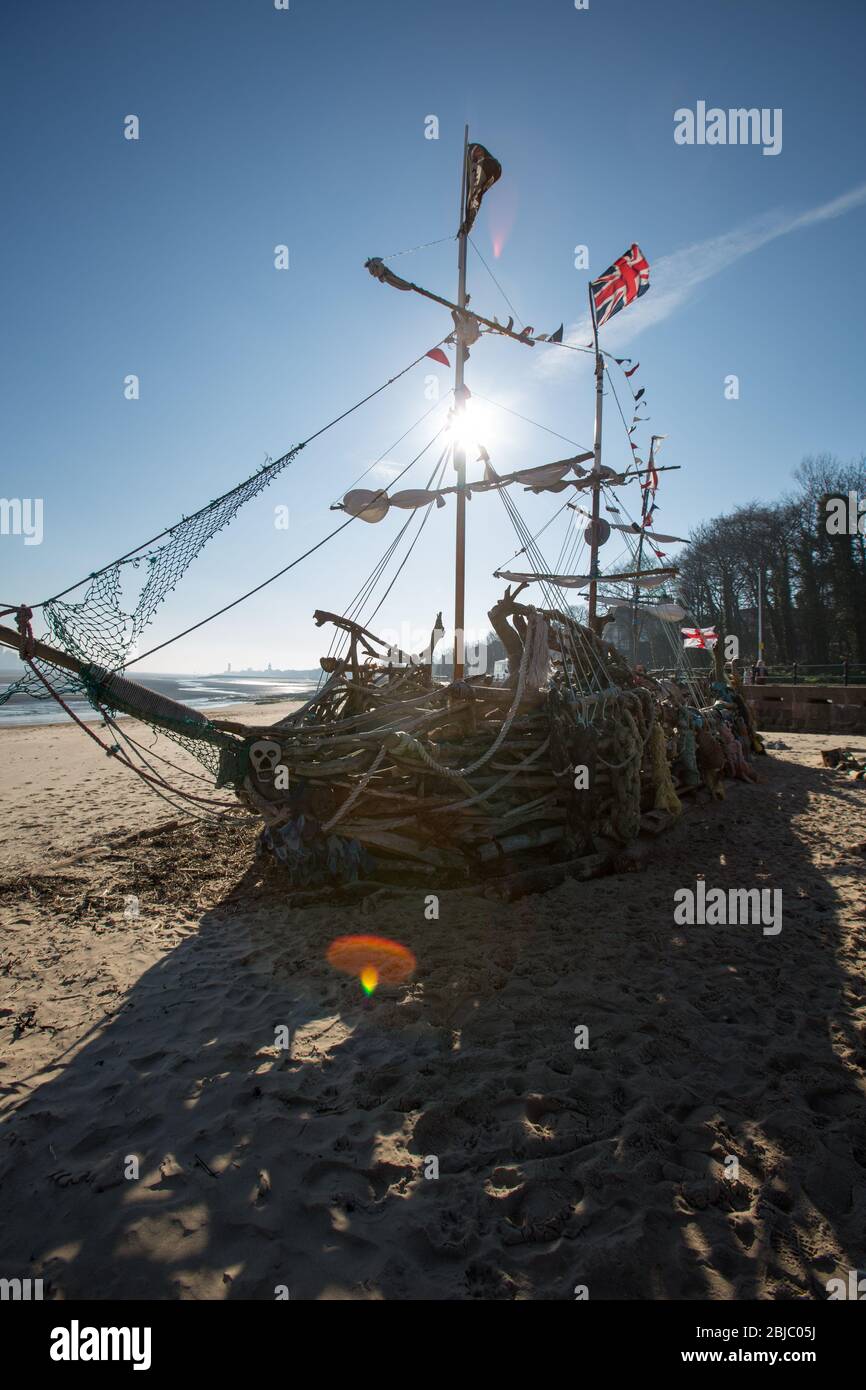 Città di Wallasey, Inghilterra. Vista pittoresca della nave pirata Black Pearl sulla spiaggia di New Brighton. Foto Stock