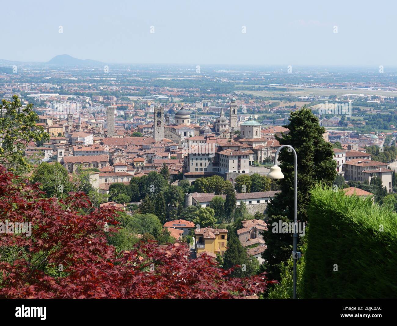 Bella vista aerea di Bergamo Italia in estate con alberi e montagne Foto Stock