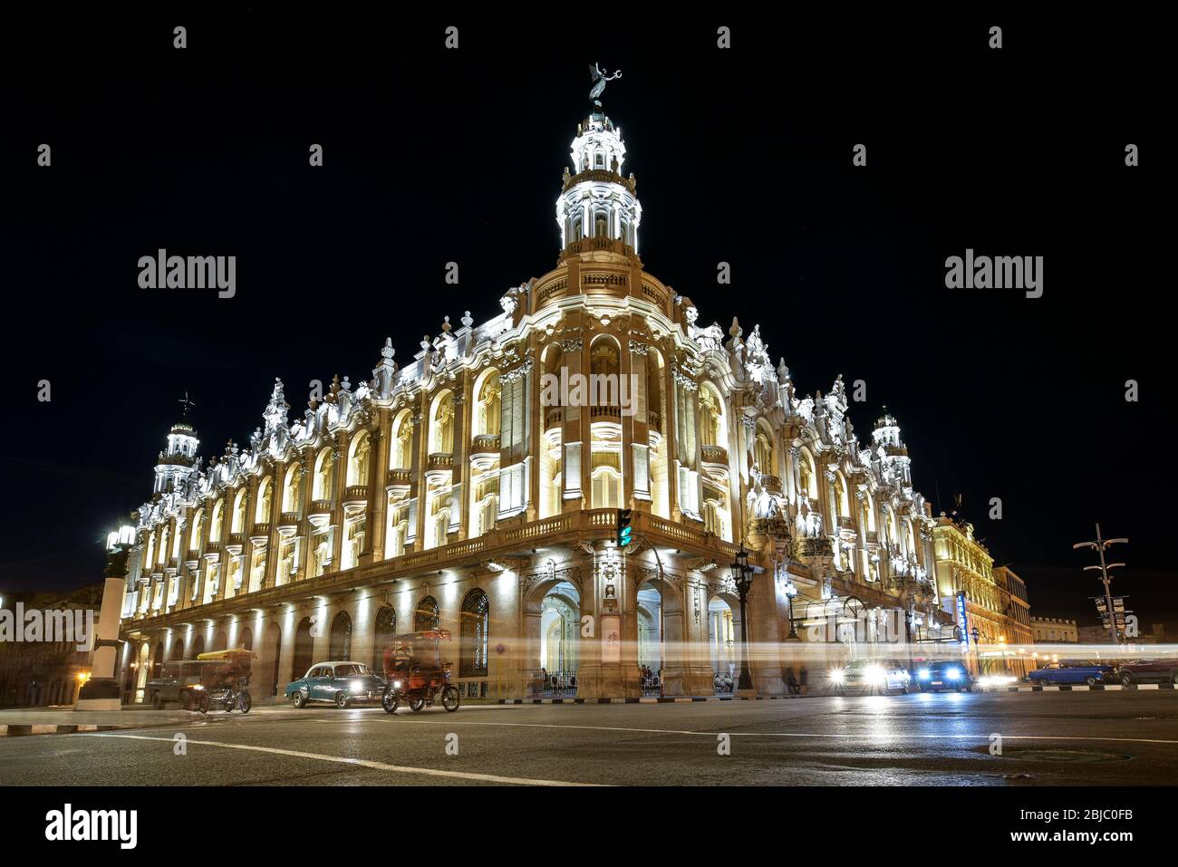 Il Grande Teatro dell'Avana di notte con le automobili che passano i sentieri delle luci, a l'Avana, Cuba. Il teatro è stato sede del balletto nazionale cubano. Foto Stock