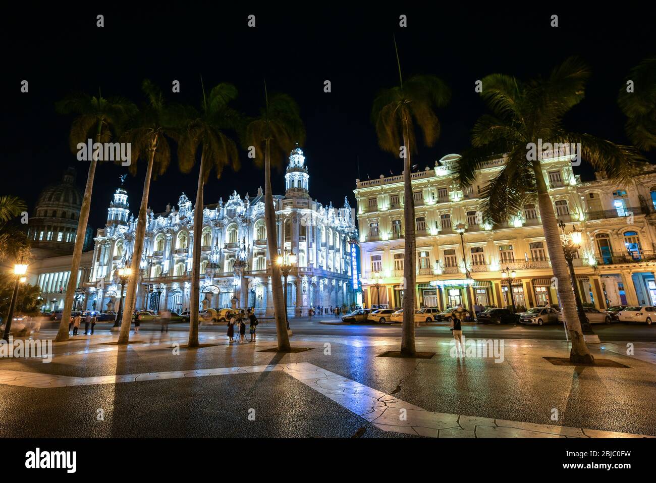 Central Park e il Grande Teatro dell'Avana di notte con gente del posto e turisti. Il teatro ha sede del balletto nazionale cubano, Cuba. Foto Stock