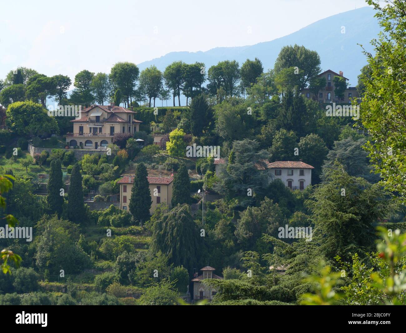 Bella vista aerea di Bergamo Italia in estate con alberi e montagne Foto Stock