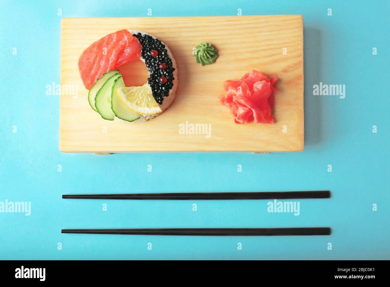 Ciambella di sushi su sfondo blu Foto Stock
