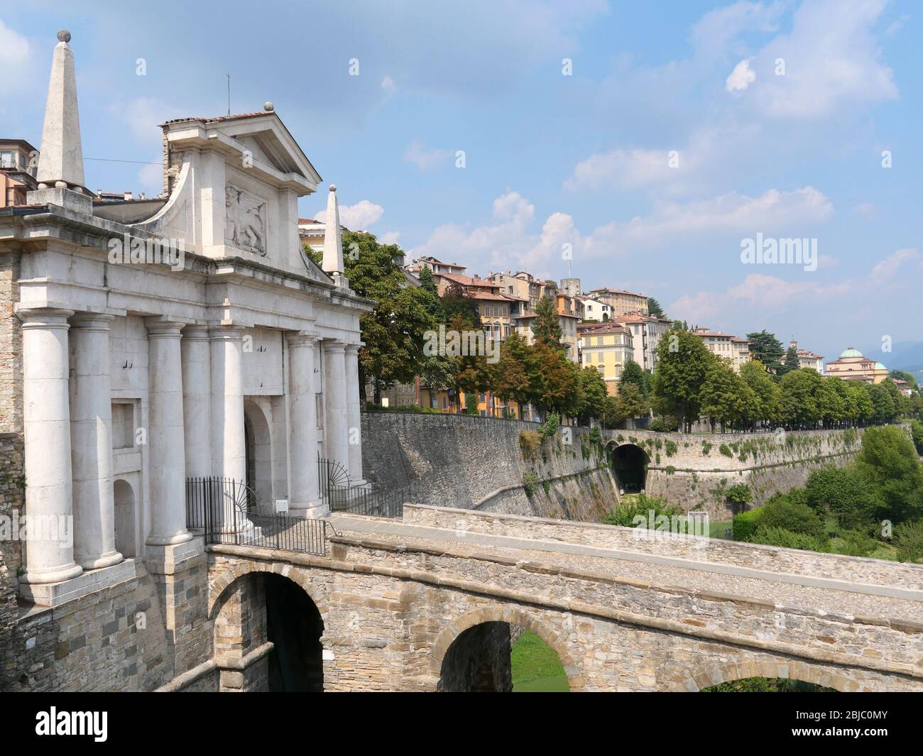 La porta della città vecchia di porta San Giacomo e il paesaggio di Bergamo Italia con strada vuota in una bella giornata estiva Foto Stock