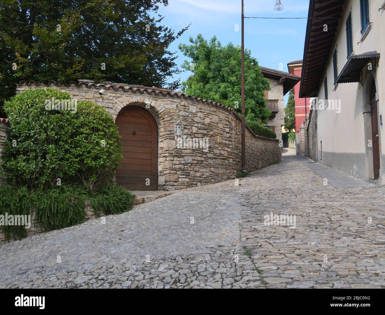 Strada ciottolata vuota in Bergamo Italia Foto Stock
