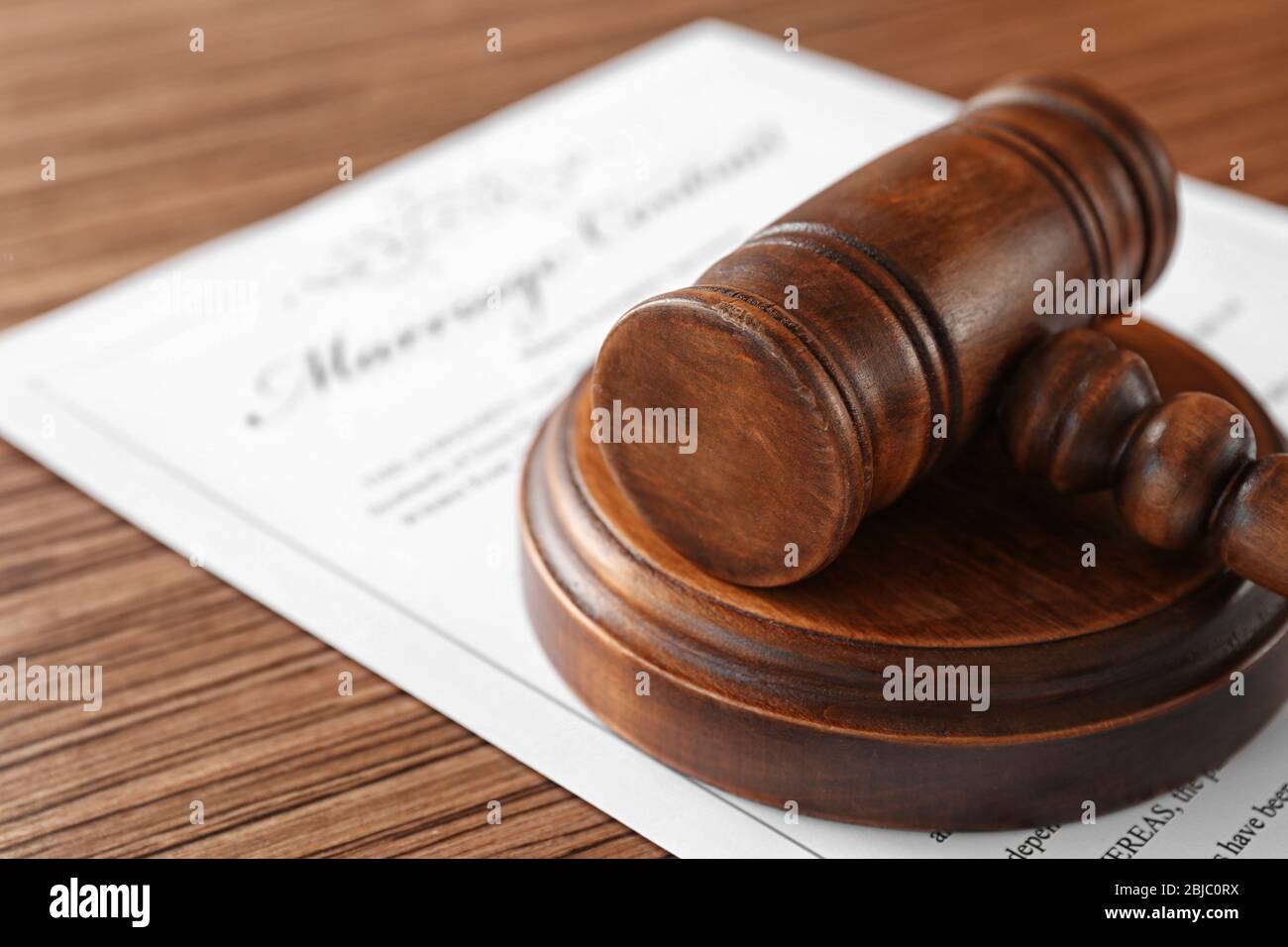 Giudice di legno gavel sul contratto di matrimonio, closeup Foto Stock