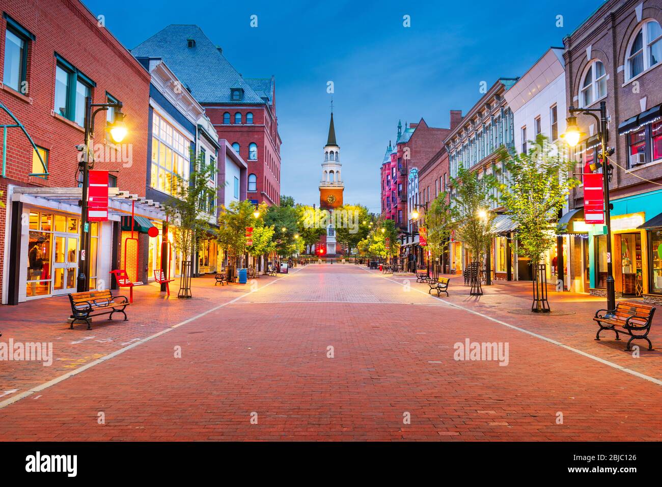 Burlington, Vermont, USA al crepuscolo presso il Church Street Marketplace. Foto Stock