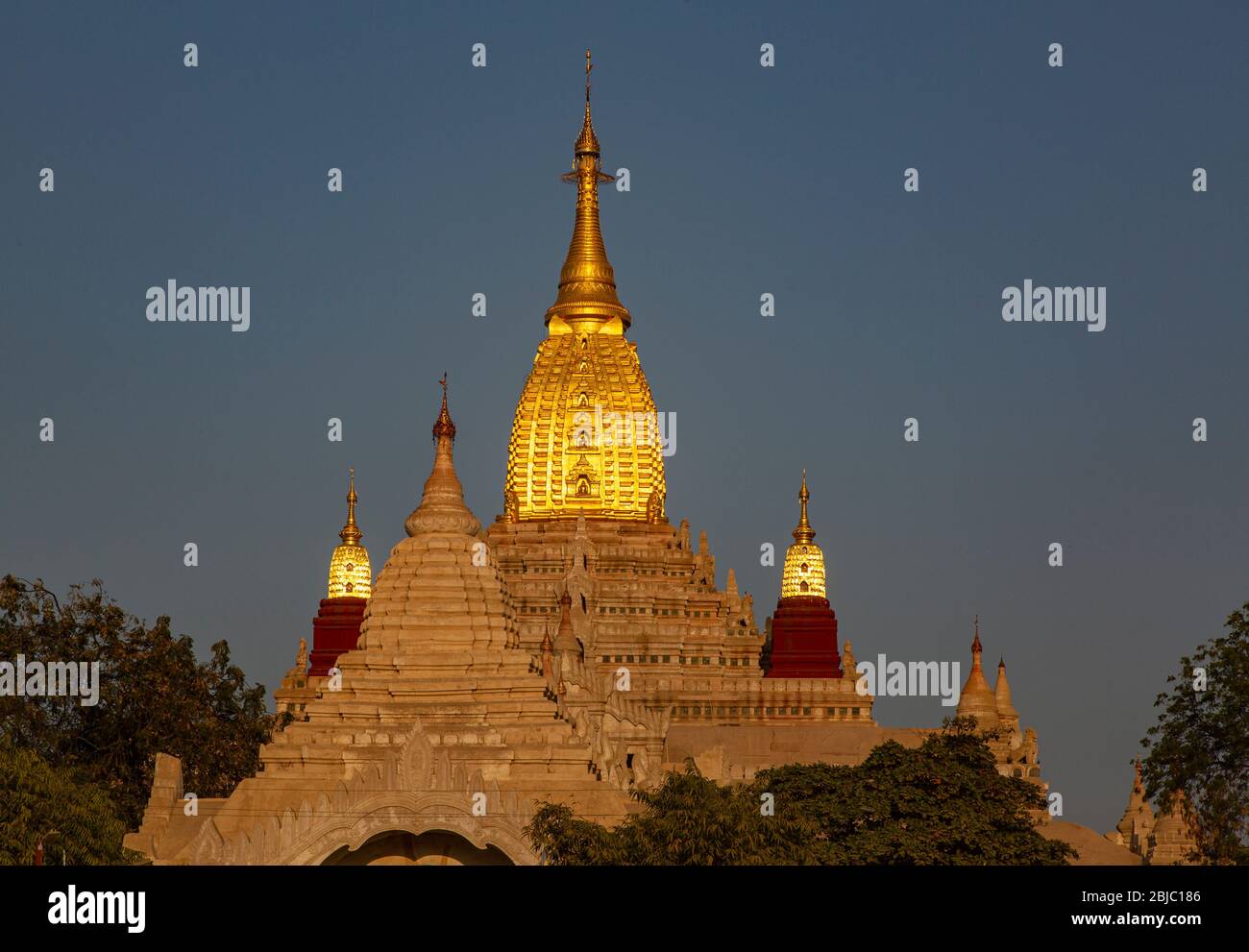 Parte superiore del tempio di Ananda in luce solare all'inizio della serata, Bagan, Myanmar Foto Stock