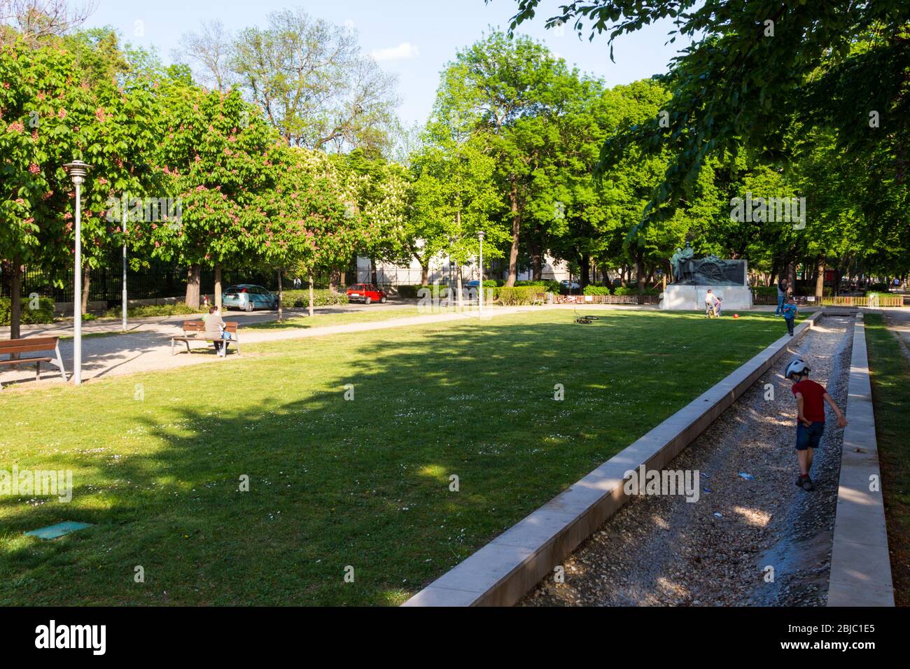 Deak ter (Piazza Deak), la più lunga piazza urbana d'Europa, persone nel parco, in primavera, Sopron, Ungheria Foto Stock