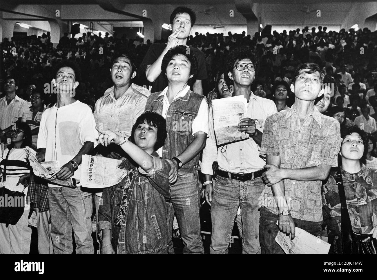 Hong Kong Ottobre 1986 Racegoers al meeting Happy Valley racecourse. La foto fa parte di una collezione di fotografie scattate a Hong Kong tra settembre e novembre 1986. Rappresentano un'istantanea della vita quotidiana nella colonia della corona undici anni prima che la sovranità fosse trasferita di nuovo alla Cina continentale. Fotografia di Howard Walker / Alamy. Foto Stock