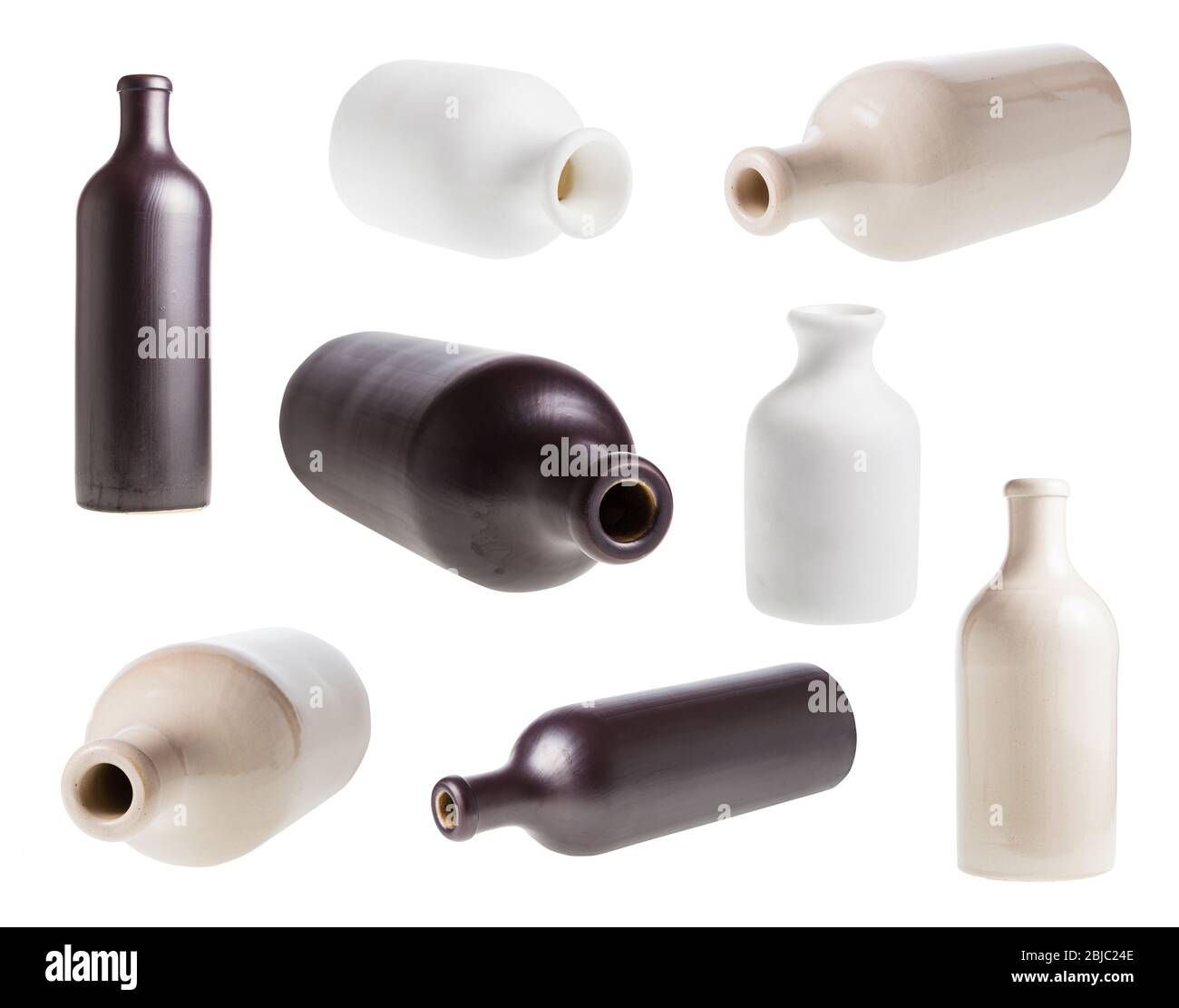 set di varie bottiglie in ceramica isolate su sfondo bianco Foto Stock