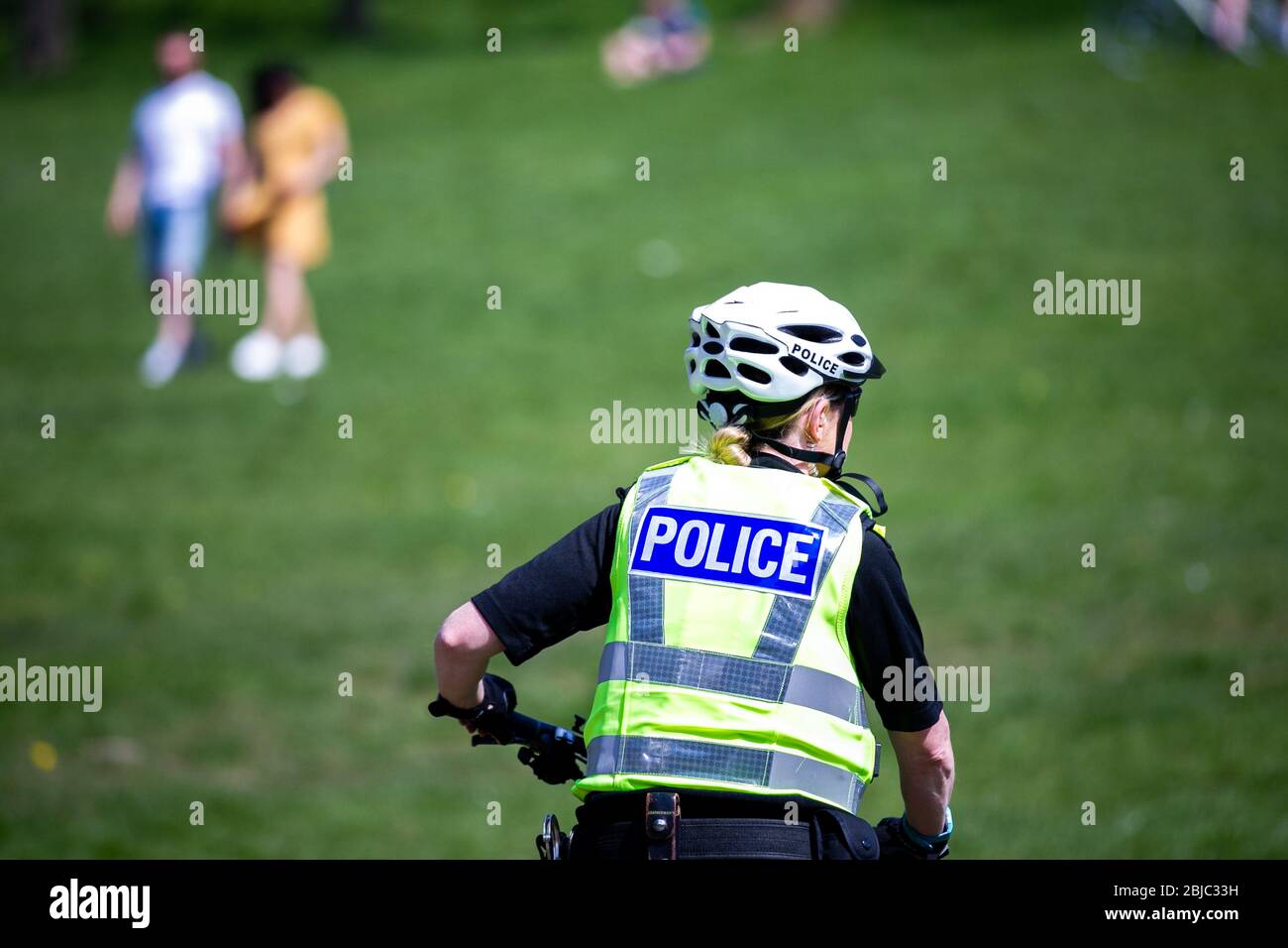 Polizia in pattuglia a Kelvingrove Park, Glasgow, UK, durante il blocco del virus Corona, che impone le distanze sociali. Foto Stock