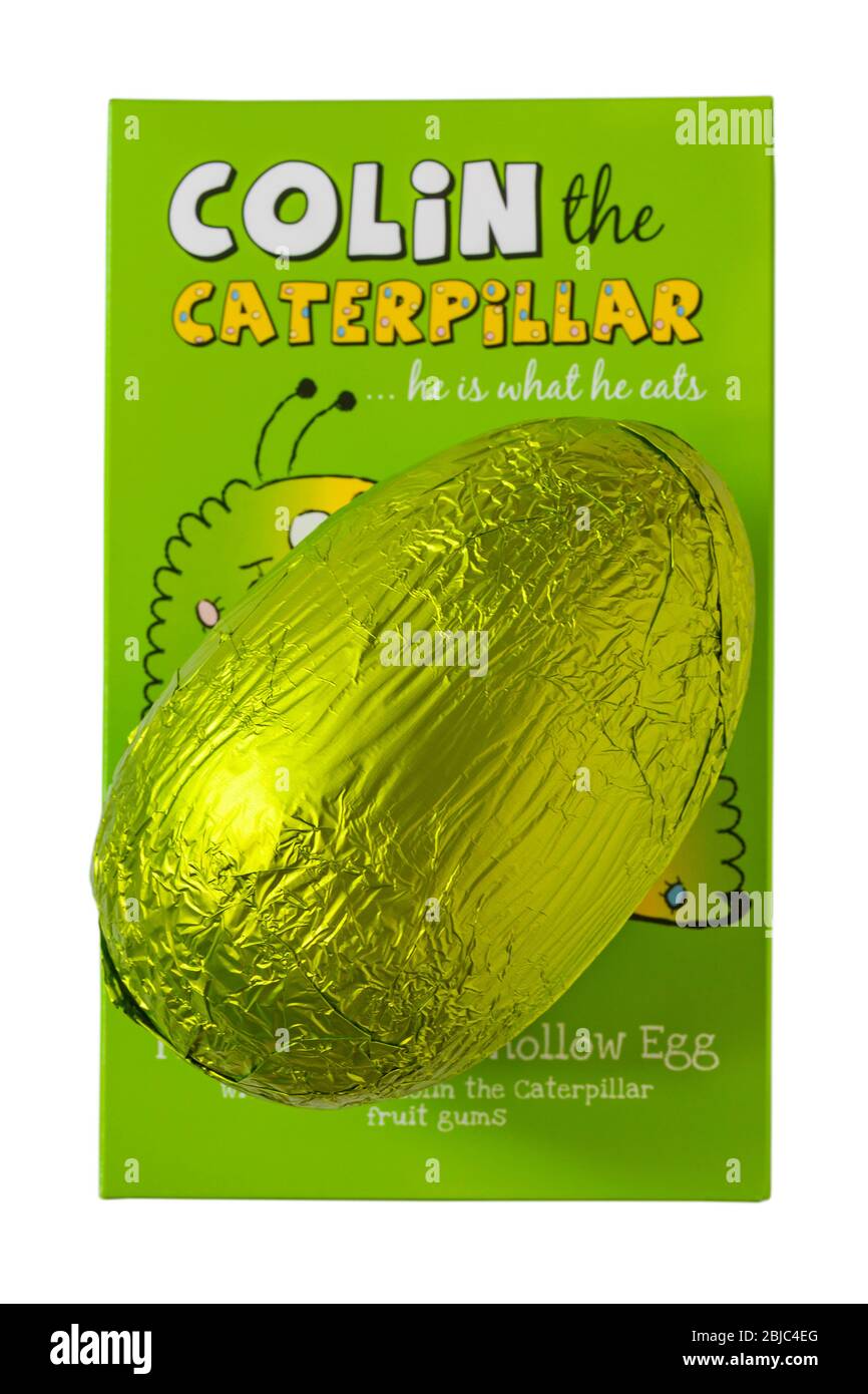 M&S Colin il cioccolato Caterpillar uovo di Pasqua è ciò che mangia rimosso dalla scatola isolato su sfondo bianco - latte cioccolato Hollow Egg Foto Stock