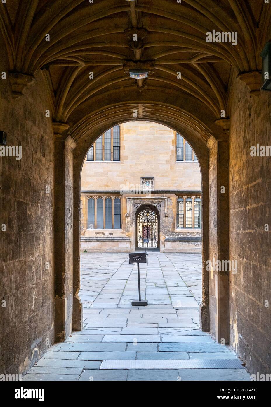 Un cartello "Silence please" si trova nell'arco della Bodleian Library di Oxford. Silenzioso durante il blocco Coronavirus/Covid-19 Foto Stock