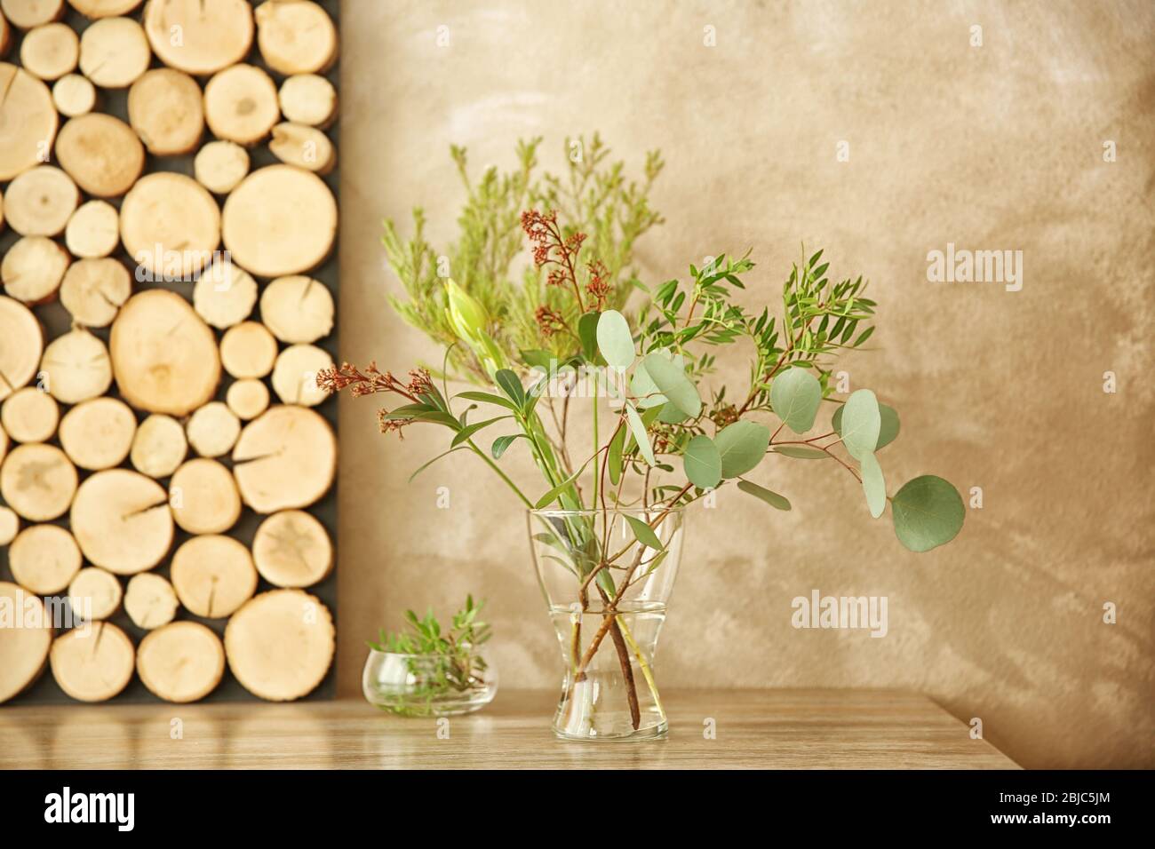 Composizione delle piante in vaso di vetro sul tavolo in camera Foto Stock