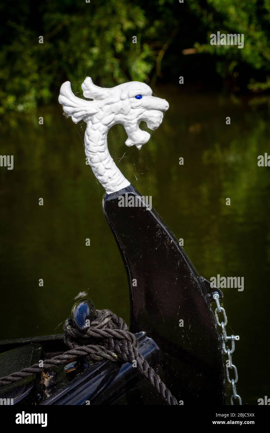 La testa del drago si prow su una barca stretta di metallo Foto Stock