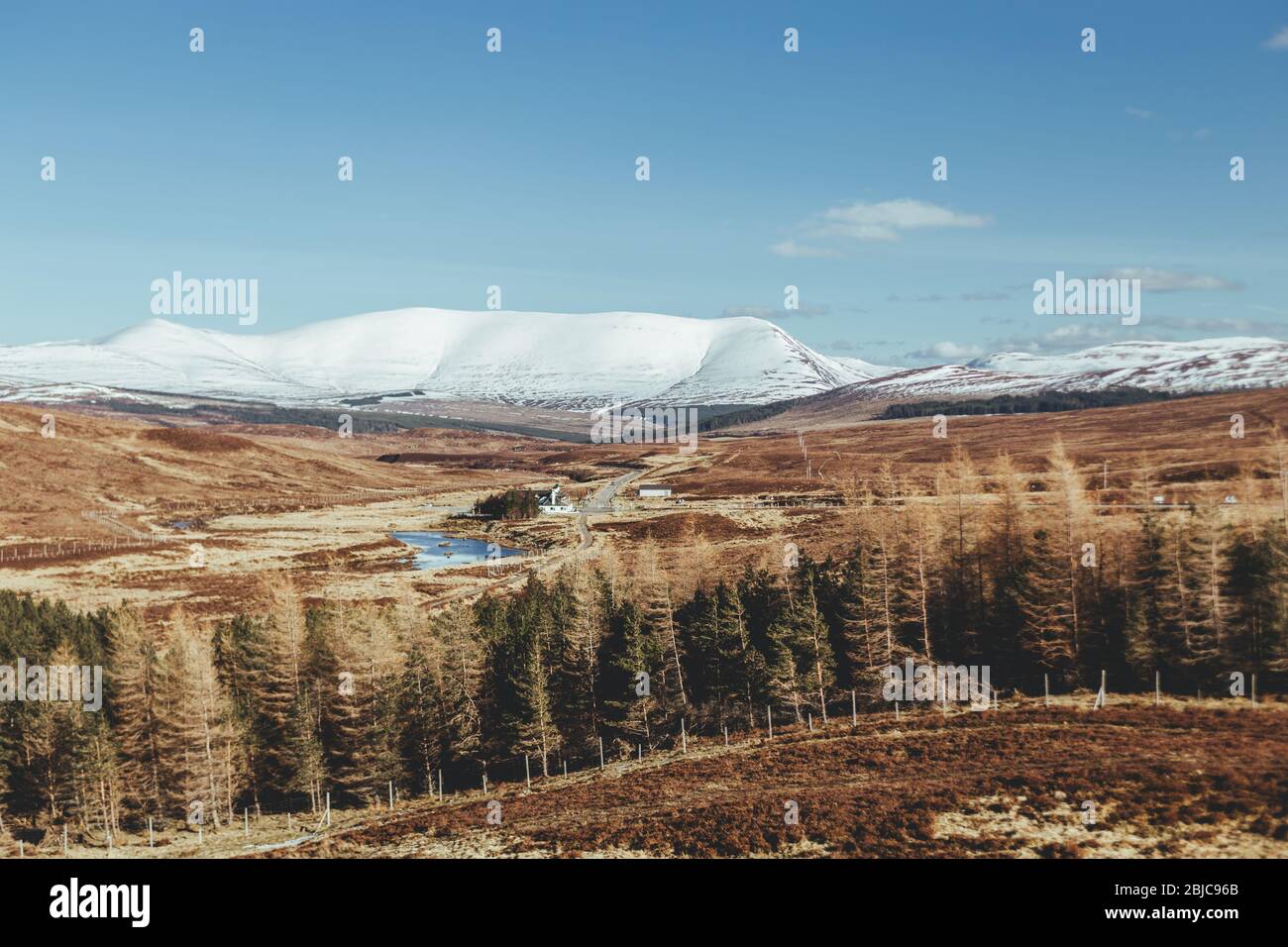 Vista sul fiume Black Water attraversa la valle, Aultguish Inn Hotel nel mezzo. La zona non è lontana dal villaggio di Garve, a Ross-shire, Highland C. Foto Stock