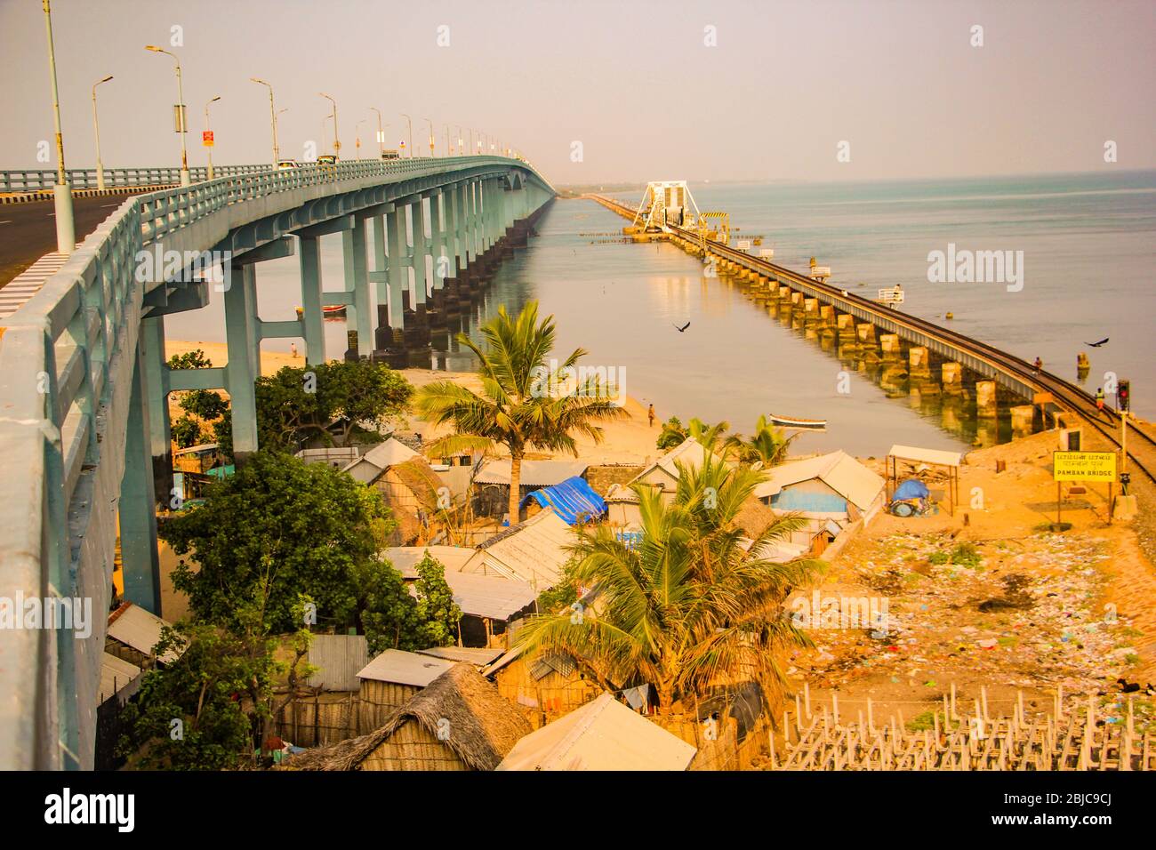 Il ponte Pamban è un ponte ferroviario che collega la città di Mandapam, nell'India continentale, con l'isola di Pamban, a Rameswaram. Foto Stock