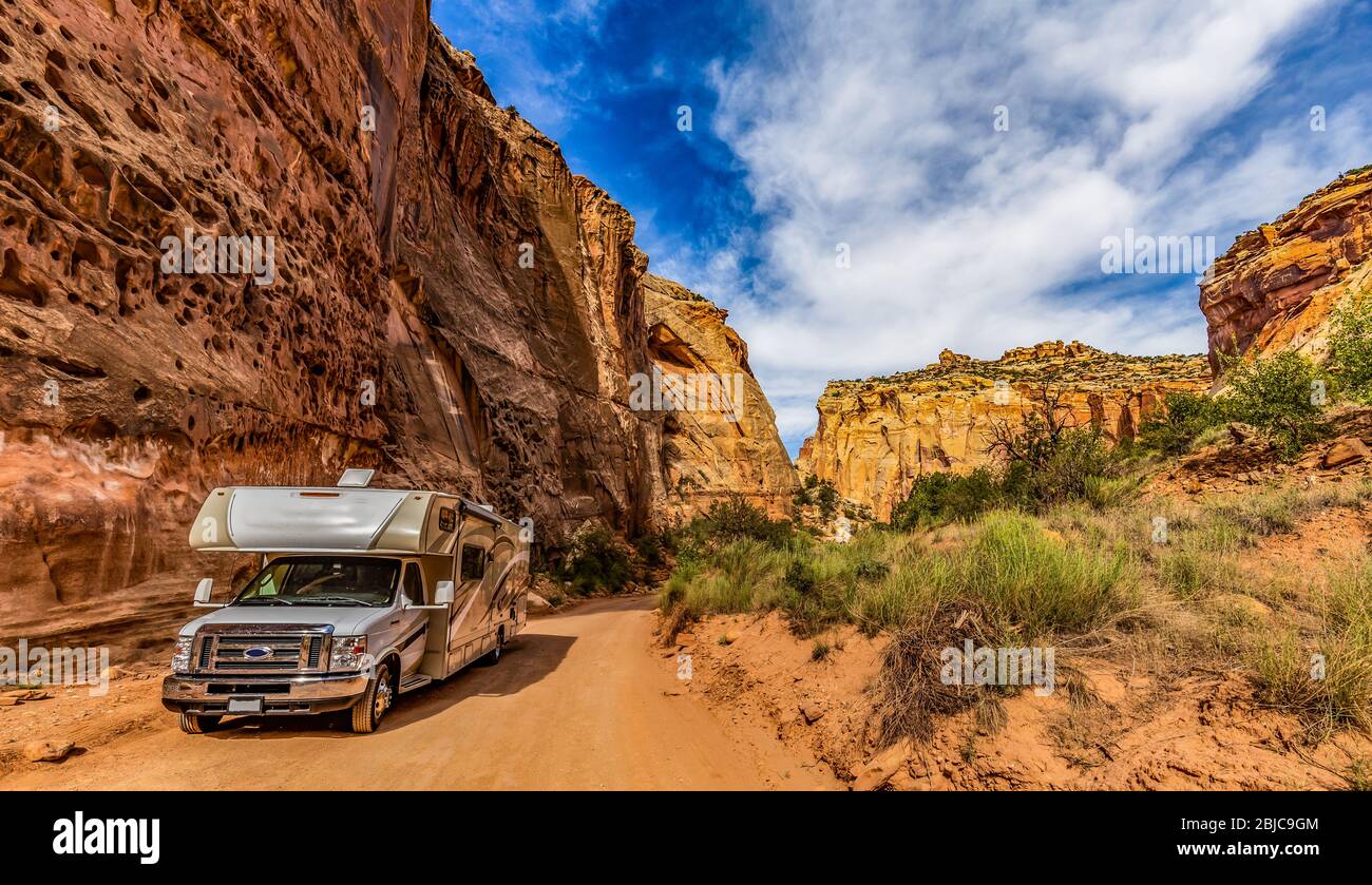 Camper su un viaggio panoramico nel Capitol Reef National Park, Utah, USA Foto Stock