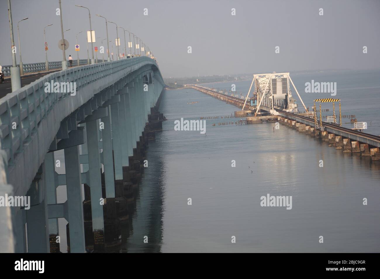 Il ponte Pamban è un ponte ferroviario che collega la città di Mandapam, nell'India continentale, con l'isola di Pamban, a Rameswaram. Foto Stock