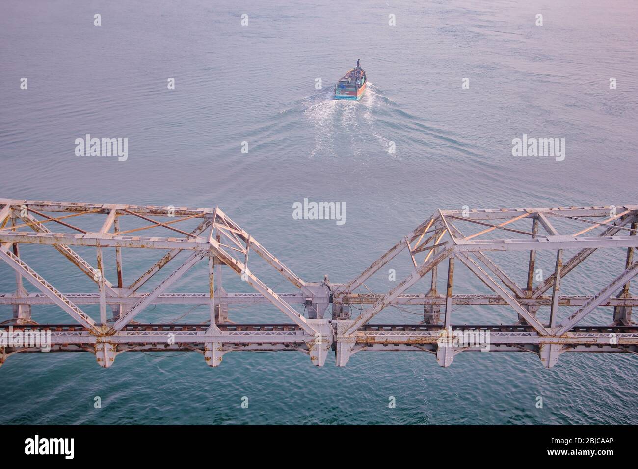 Il ponte Pamban è un ponte ferroviario che collega la città di Mandapam, nell'India continentale, con l'isola di Pamban, a Rameswaram. Foto Stock