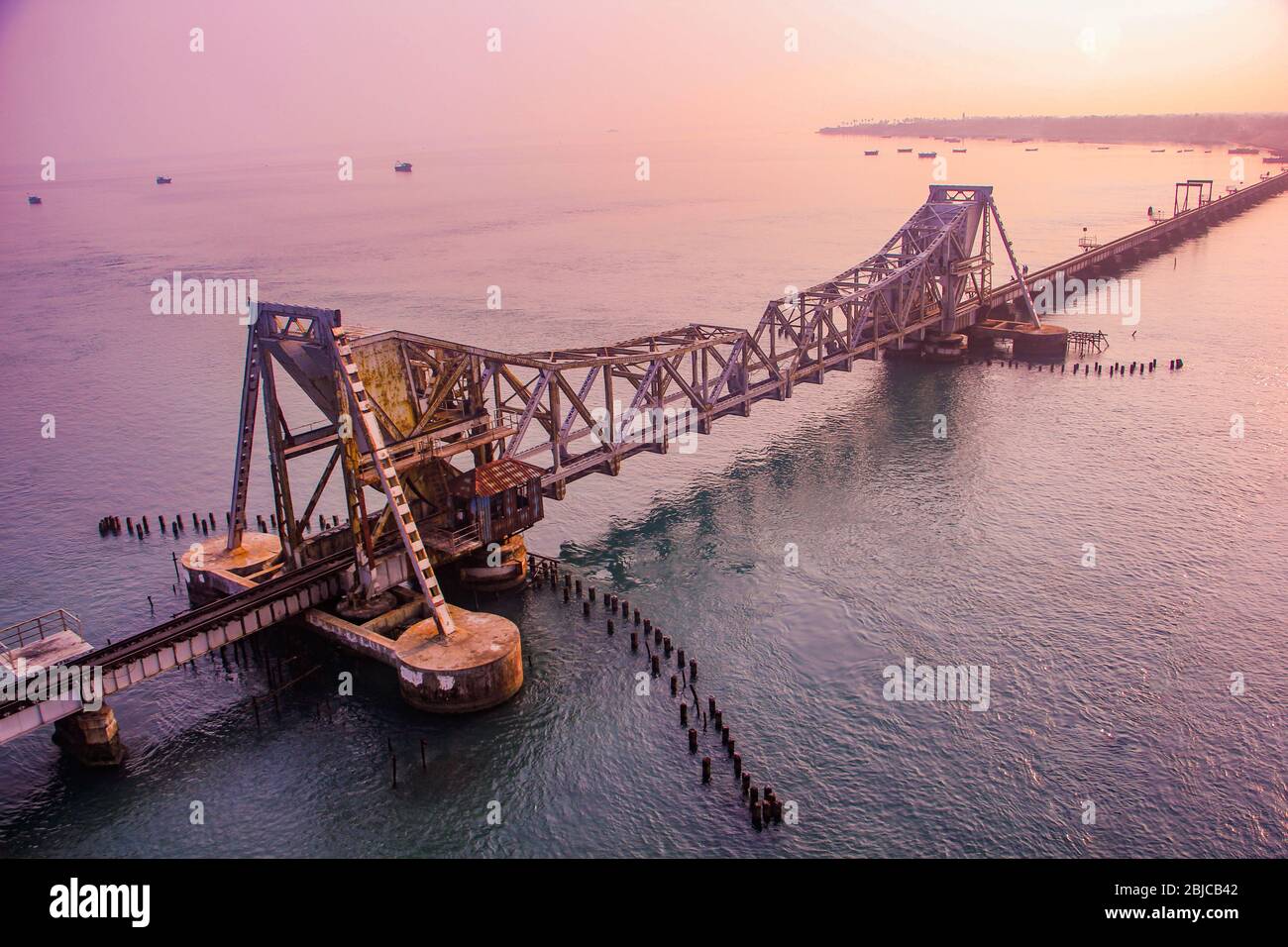 Il ponte Pamban è un ponte ferroviario che collega la città di Mandapam, nell'India continentale, con l'isola di Pamban, a Rameswaram. Foto Stock