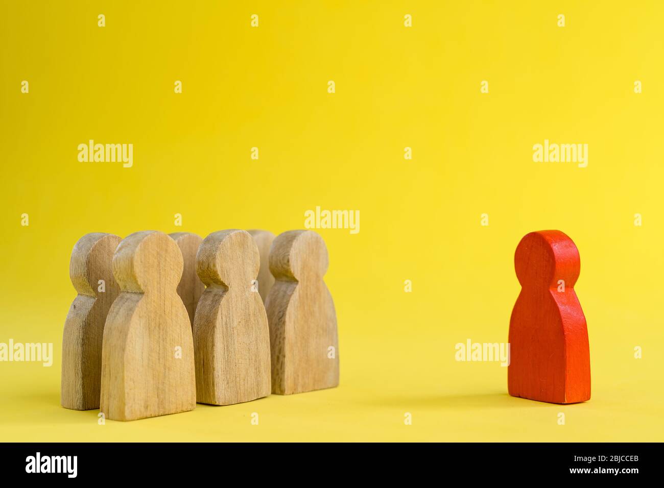 Gruppo di figura di legno Stand in file e leader in piedi avanti nei concetti di gestione delle risorse umane Teamwork.Success Leadership, progresso aziendale A. Foto Stock