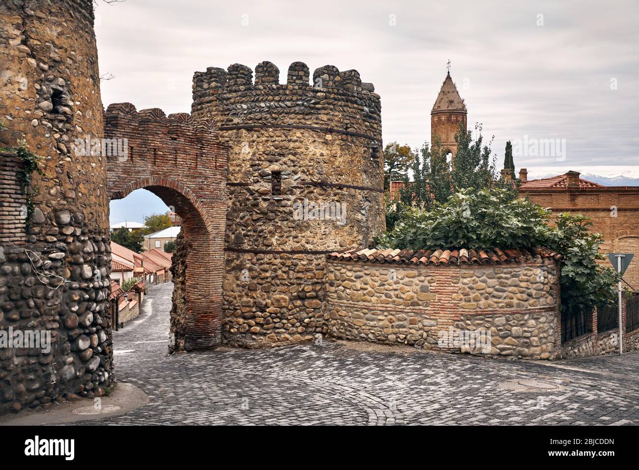 Vecchia Fortezza gate a la strada della città Signagi in Georgia Foto Stock