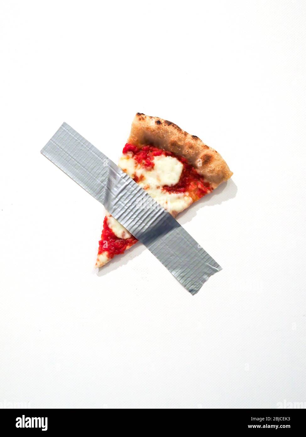 Fetta di SPizza, con nastro adesivo, sulla parete, che ricorda la composizione di Maurizio Cattelan Foto Stock