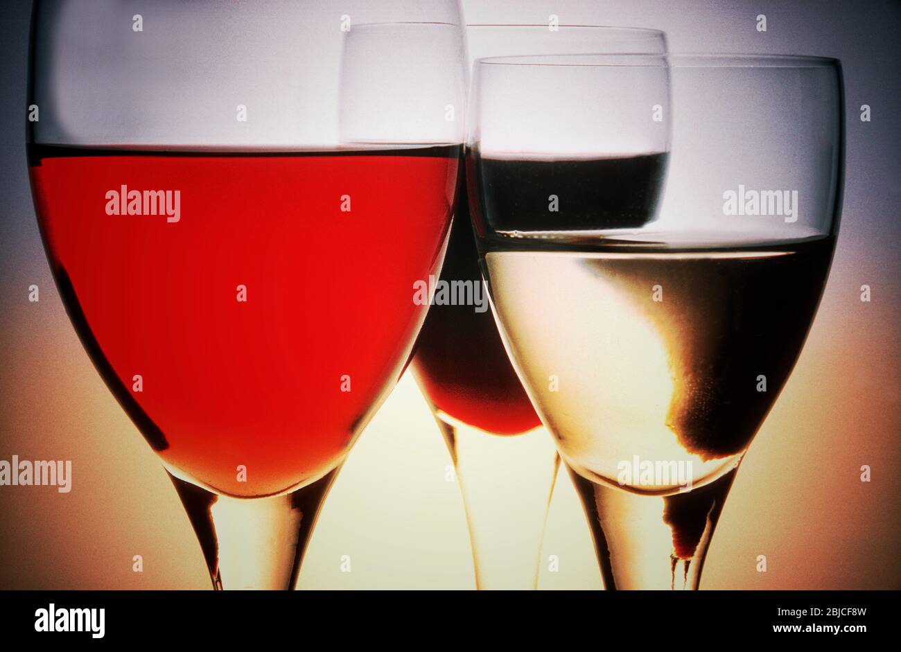 Primo piano di tre bicchieri con bevande diverse Foto Stock