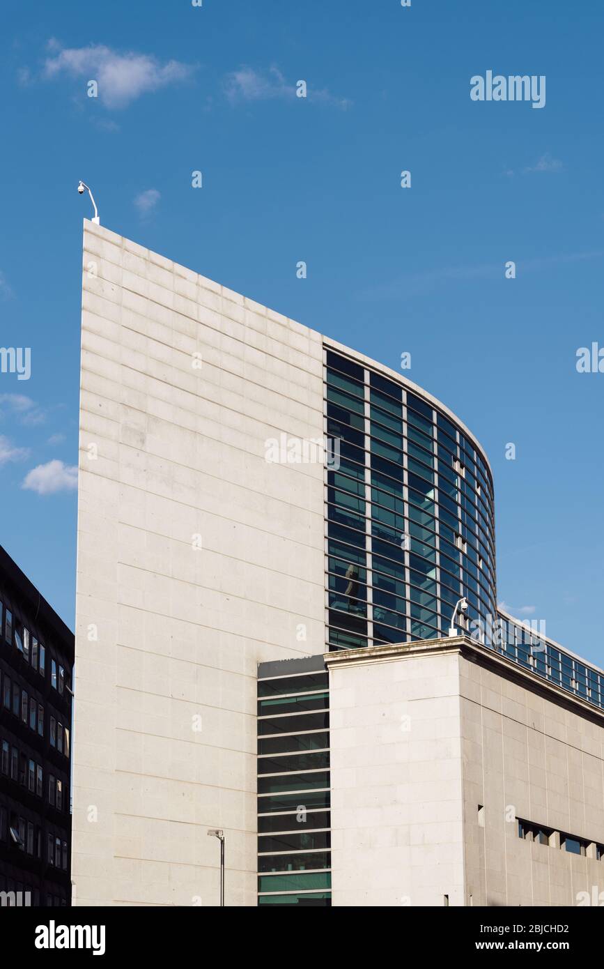 Madrid, Spagna - 14 aprile 2019: Vista panoramica della moderna aggiunta al Congresso dei deputati di Spagna Foto Stock