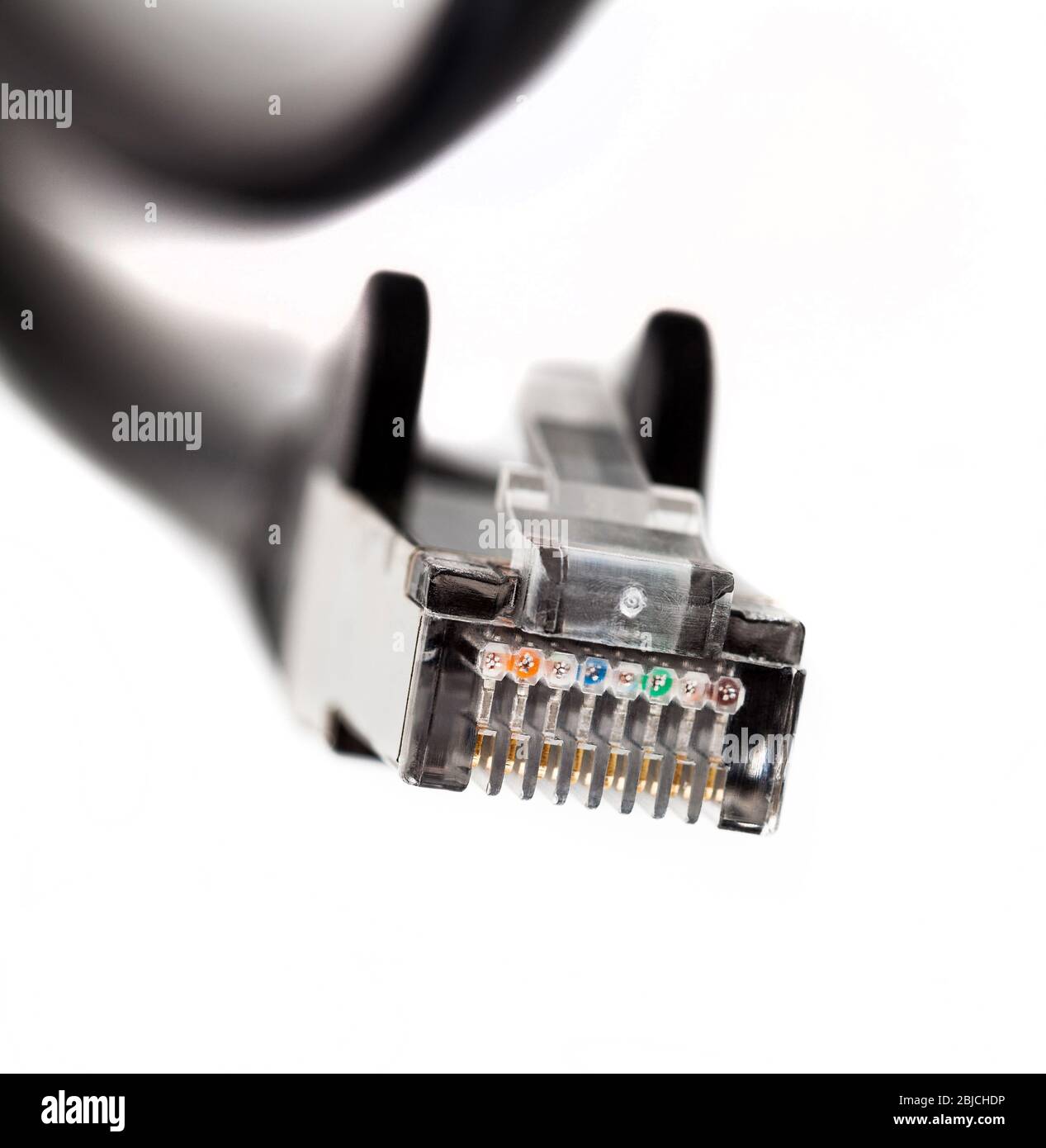 Macro connettore terminale cavo patch ethernet nero, primo piano. RJ 45, 8p8c, semplice hardware di connessione Internet, concetto astratto di trasferimento dati Foto Stock