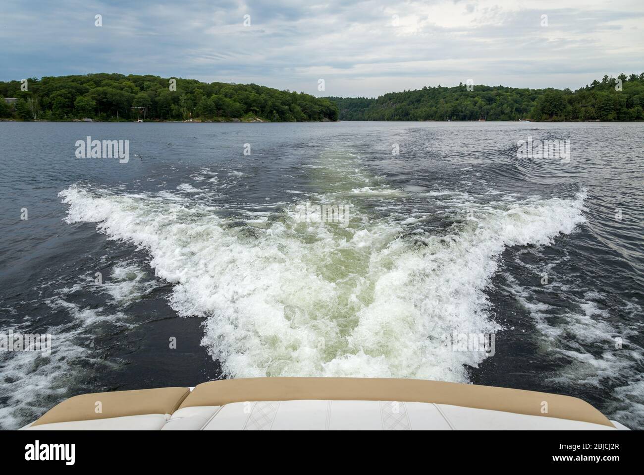 Barca sveglia onde d'acqua Foto Stock