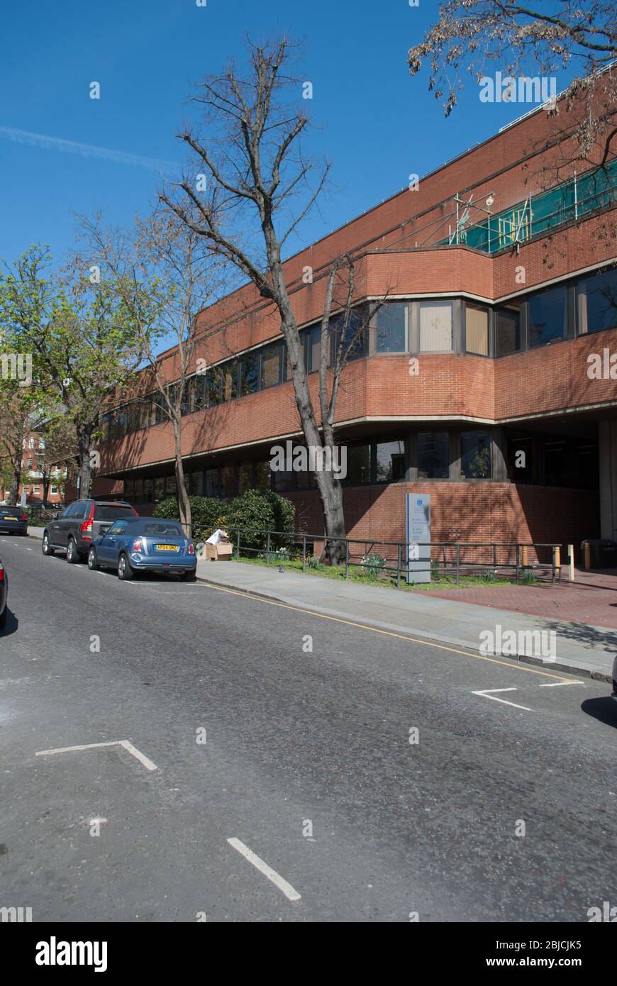 Red Brick Brutalism Brutalist Architecture Council Municipal Kensington Chelsea Town Hall, Hornton Street, Kensington, London W8 di Sir Basil Spence Foto Stock