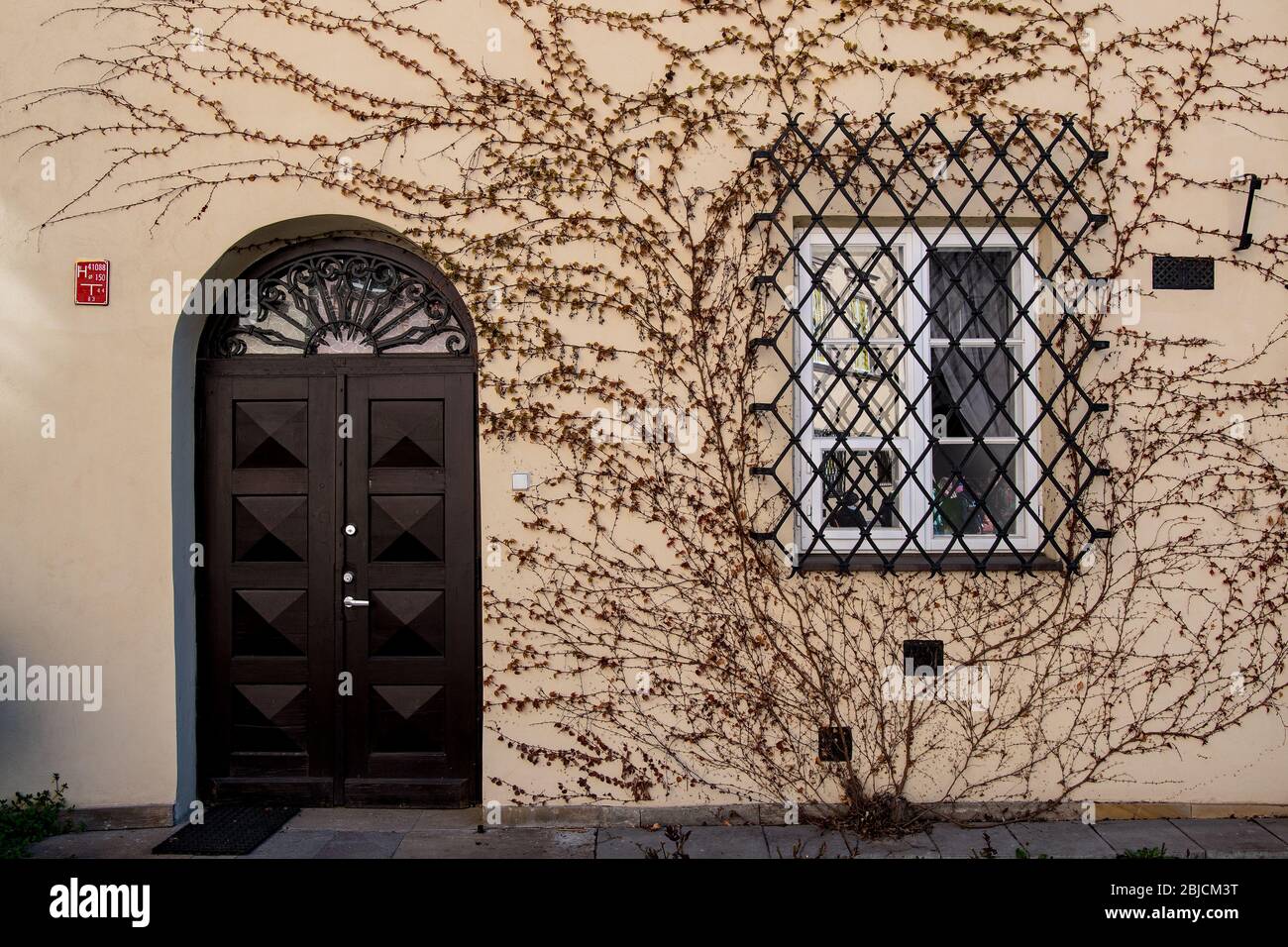 Vecchie porte di una casa su una strada di Varsavia Foto Stock