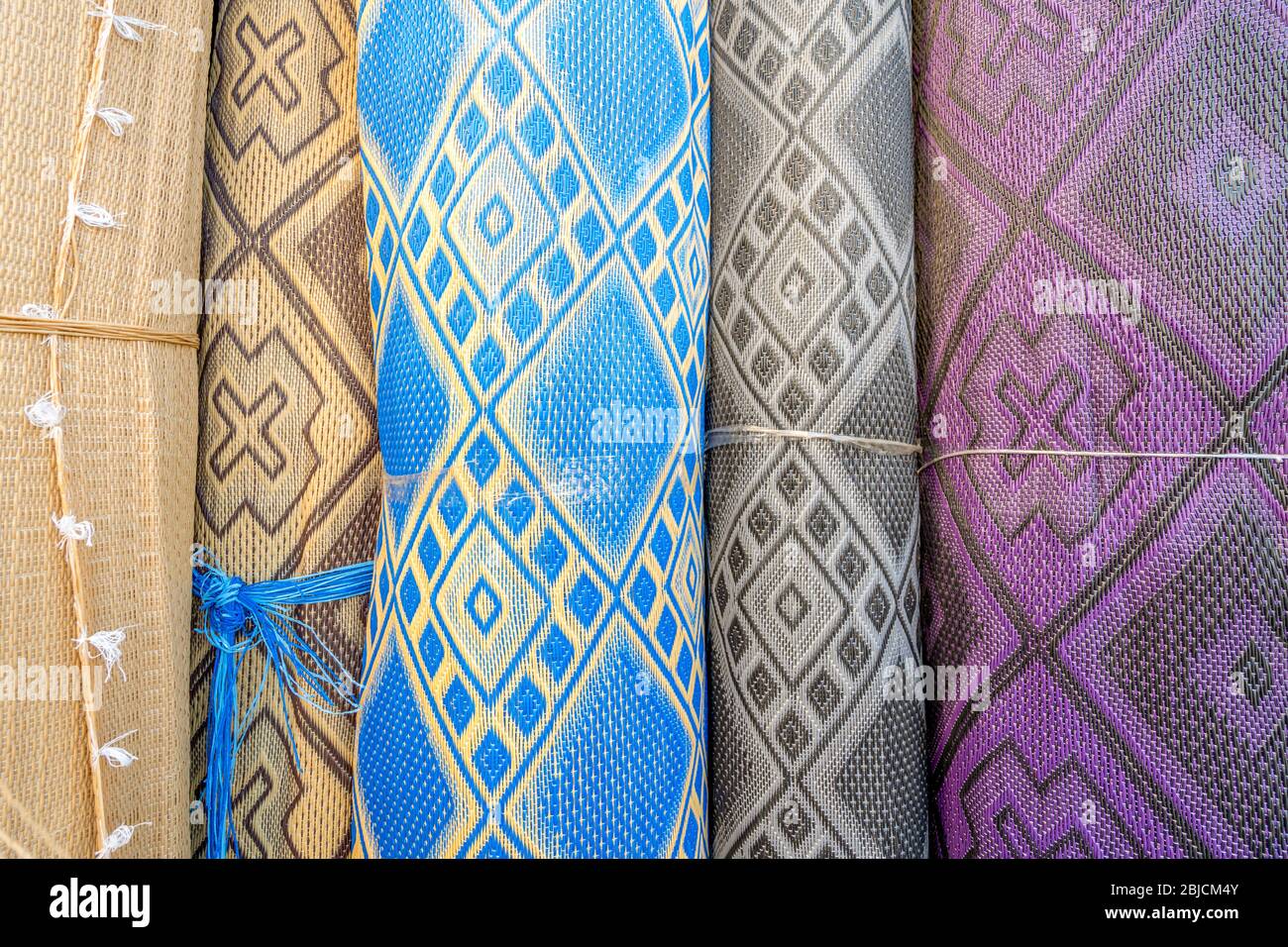 Molti rotoli di moquette di plastica venduti sul mercato all'aperto norafricano ad Agadir, Marocco Foto Stock