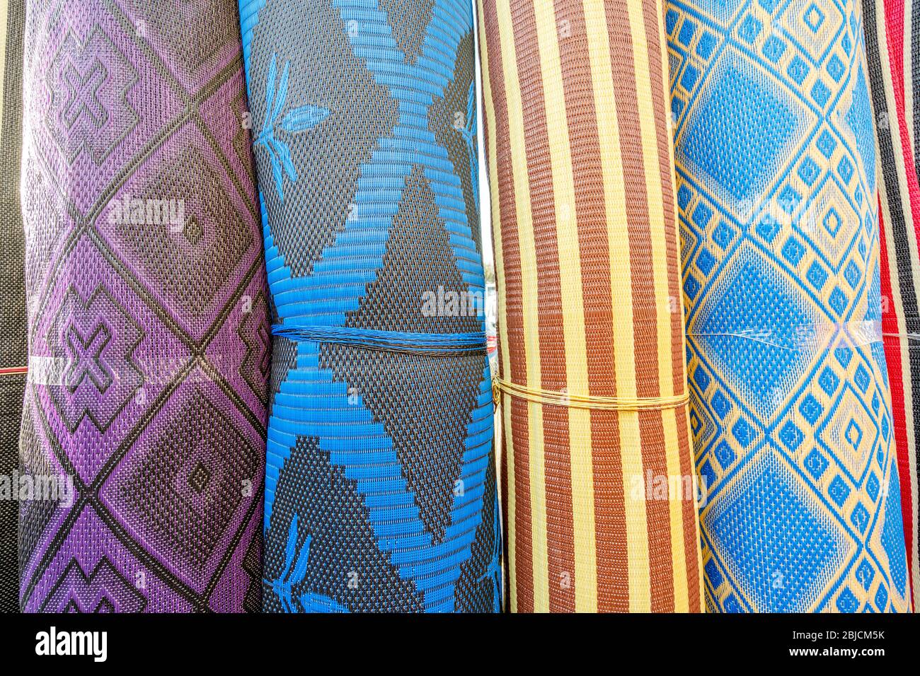 Molti rotoli di moquette di plastica venduti sul mercato all'aperto norafricano ad Agadir, Marocco Foto Stock