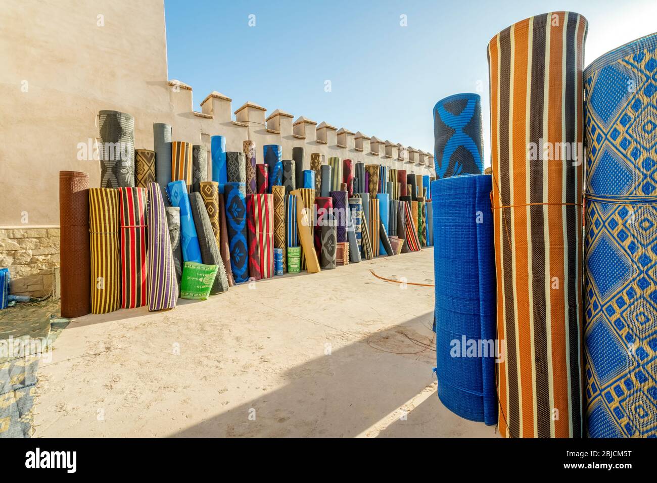 Molti rotoli di moquette di plastica venduti sul mercato all'aperto norafricano ad Agadir, Marocco Foto Stock