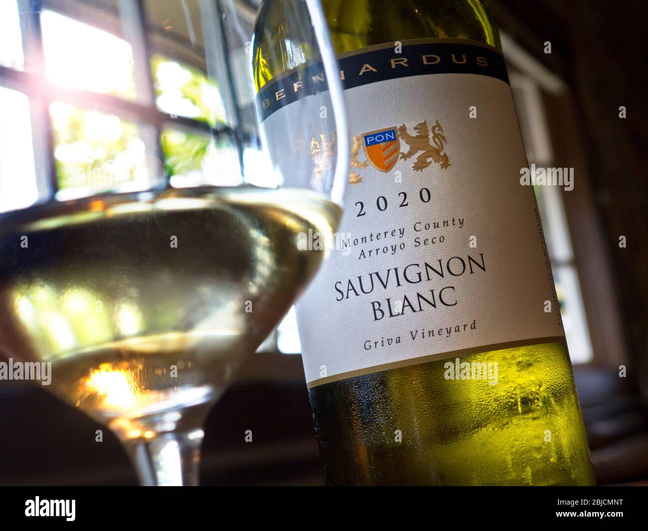 Bernardus 2020 Sauvignon Blanc 'Griva Vineyard' bottiglia di vino fresco nel rinomato ristorante Rio Grill Carmel California USA Foto Stock