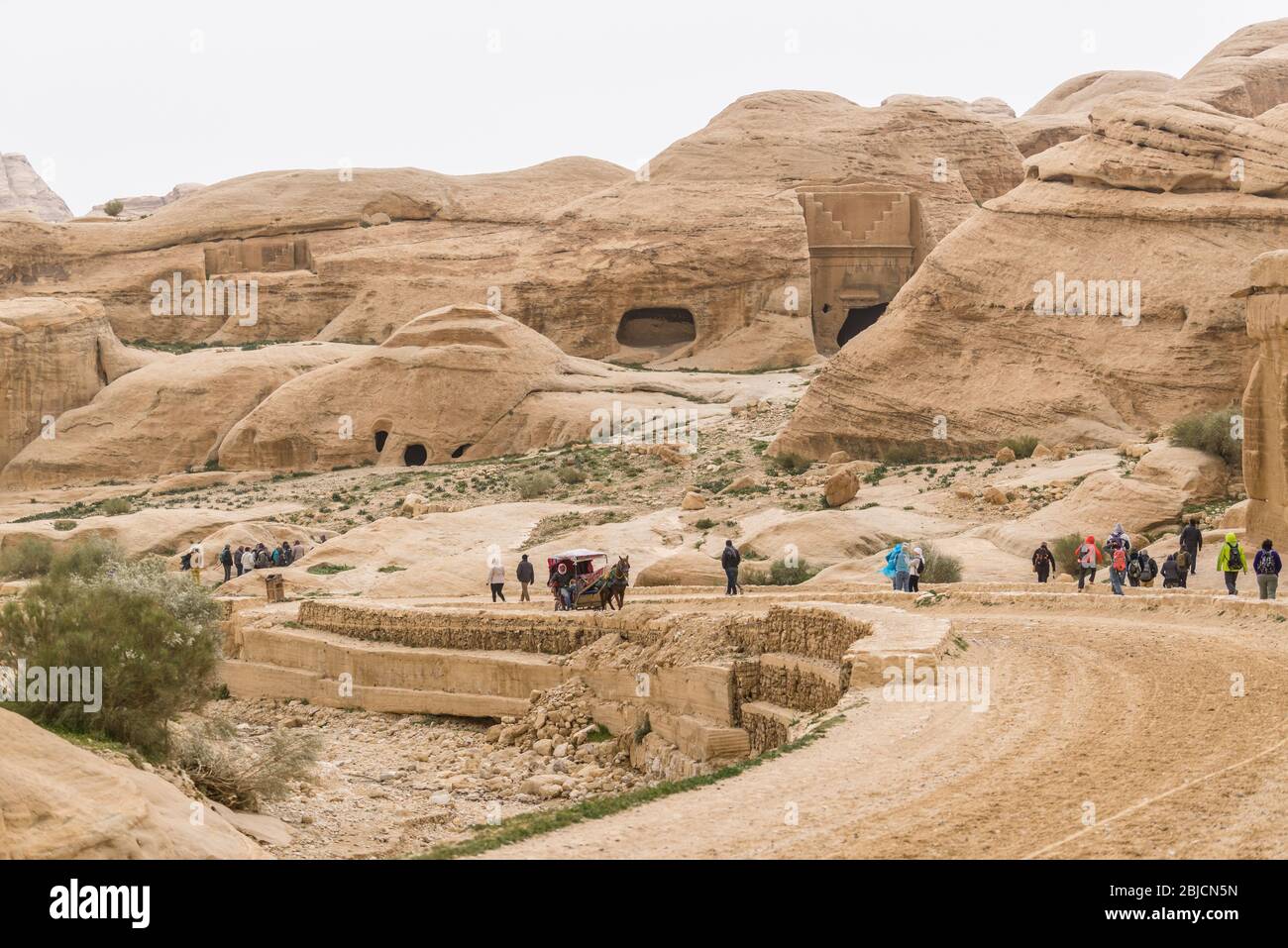 Turisti sulla strada per Petra, Giordania Foto Stock