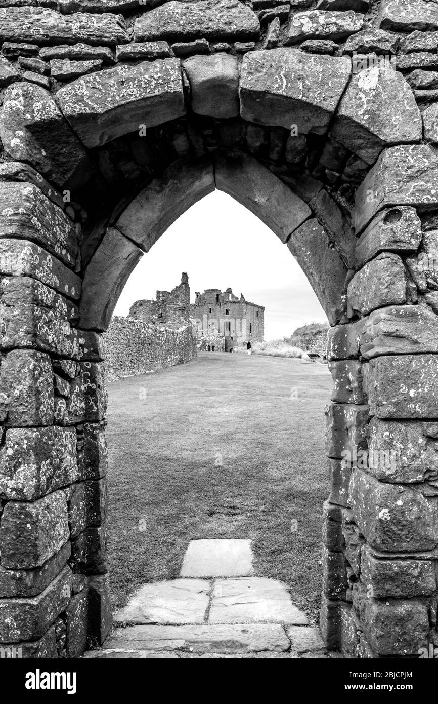 Arco al Castello di Dunnottar a Stonehaven, Scozia Foto Stock