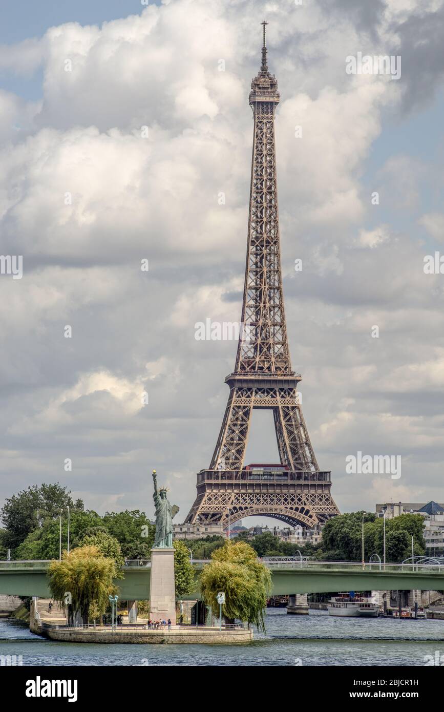 Statua della libertà replica a parigi, torre eiffel come sfondo Foto Stock