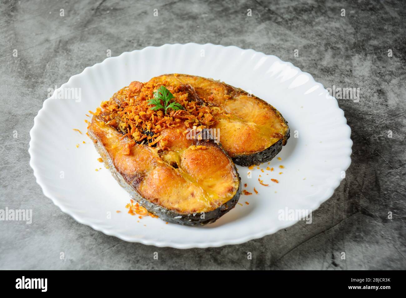 Pesce Pangasio fritto profondo con aglio di pepe nero e fonte di pesce, piatto veloce e facile. Foto Stock