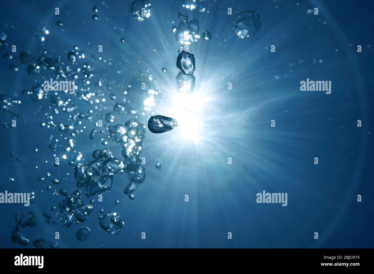 Luce del sole con bolle d'aria sott'acqua, scena naturale, oceano Pacifico Foto Stock