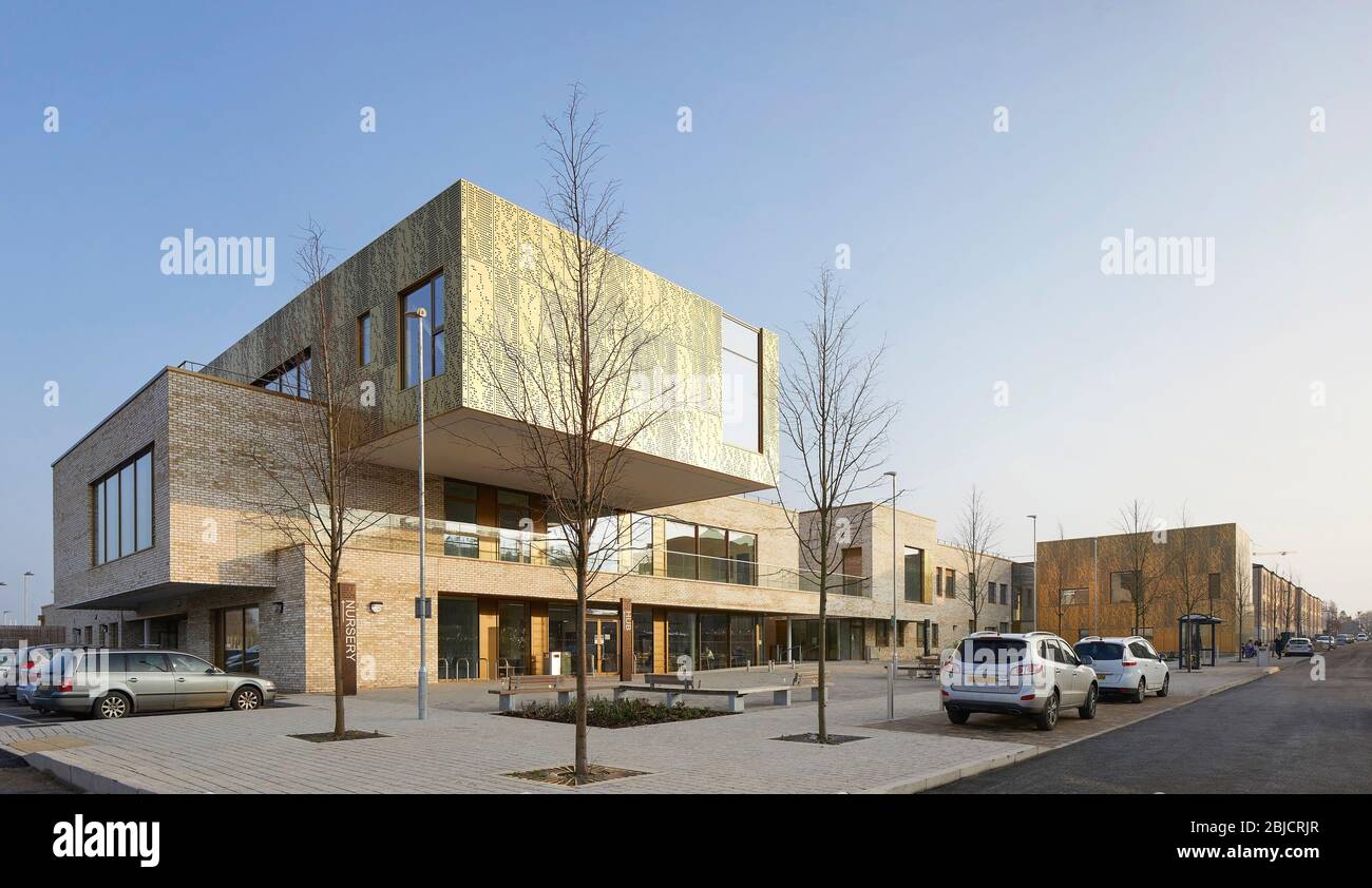 Vista obliqua con caffetteria al piano terra e spazio pubblico paesaggistico. Mulberry Park Community Hub, Bath, Regno Unito. Architetto: BDP, 2018. Foto Stock