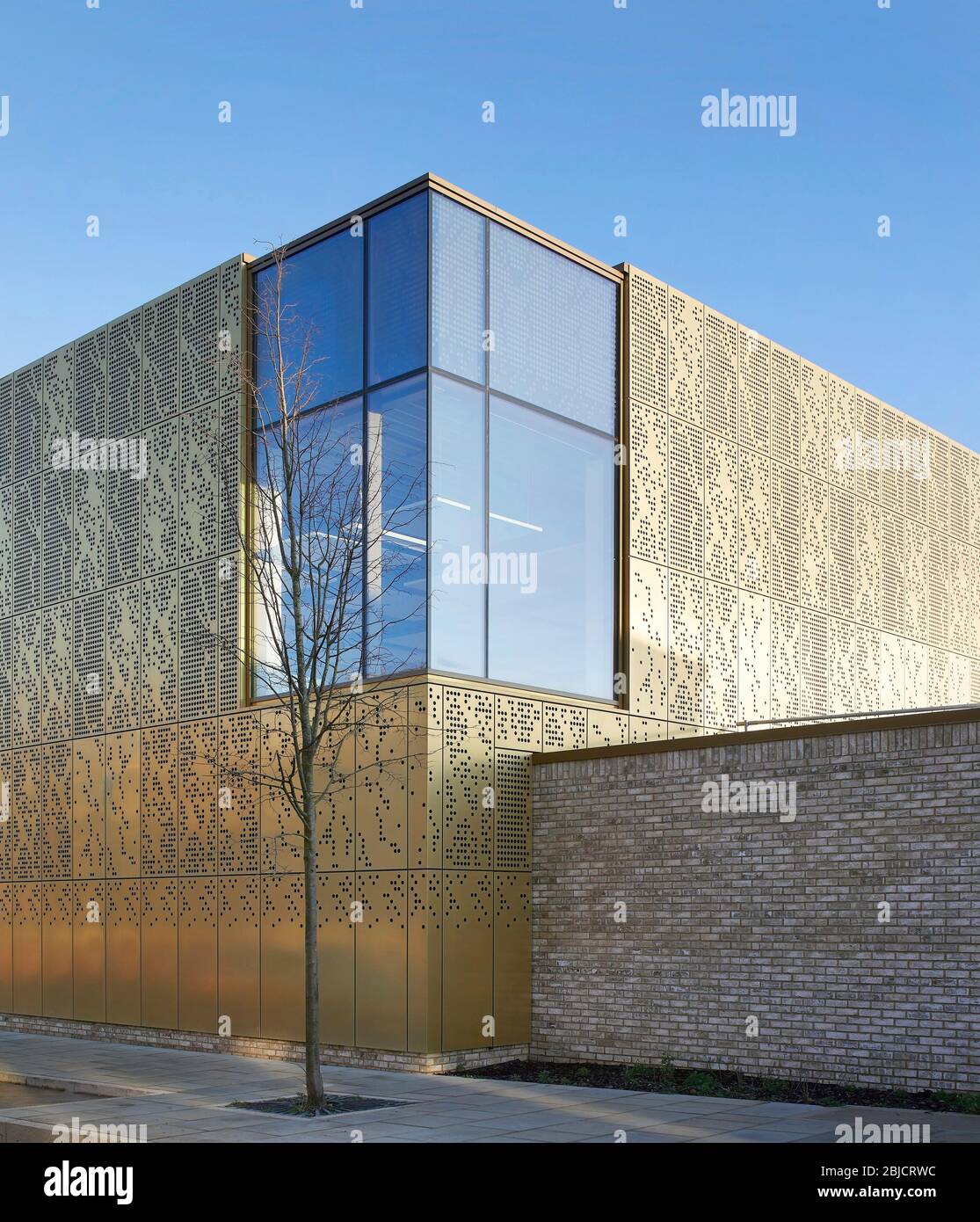 Vista d'angolo della lega di rame e della facciata in mattoni. Mulberry Park Community Hub, Bath, Regno Unito. Architetto: BDP, 2018. Foto Stock